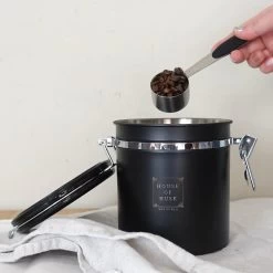 House Of Husk Koffieblik Met CO² Ventilatie - Bewaarblik - Voorraadbussen - Voorraadblik - RVS - Zwart - 1.5 Liter -Huishoudproducten Verkoop 1200x1200 1214