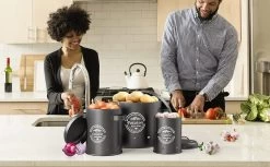 Professionele Bewaardozen - Set Van 3 - Voor Aardappels, Uien En Knoflook - Retro Design - Voorraadcontainer Van Metaal - Keukenopslag - Groentes Bewaren Voor Lange Tijd - Perfect Cadeau Voor In De Keuken -Huishoudproducten Verkoop 1200x742 1